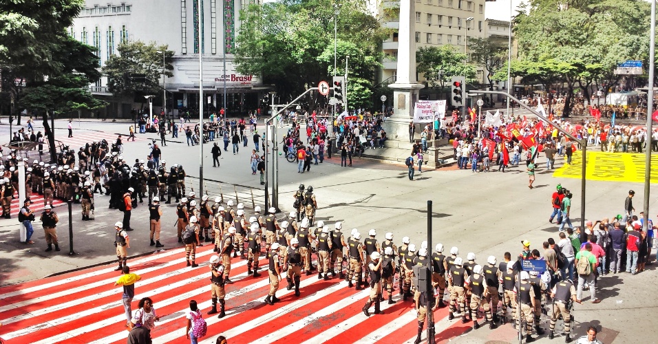 14.jun.2014 - Polícia faz a segurança em praça de Belo Horizonte durante protesto na capital mineira no dia em que o Mineirão recebe o primeiro jogo da Copa do Mundo