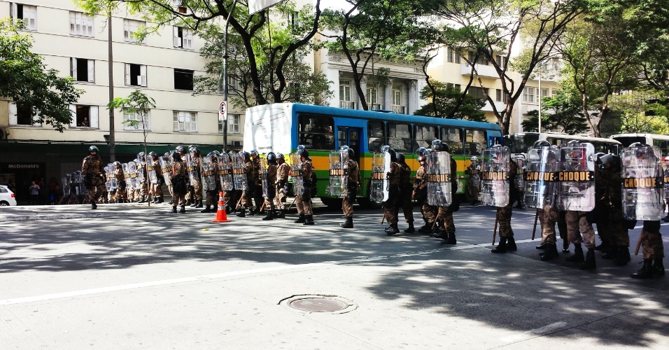 14.jun.2014 - Polícia faz a segurança em praça de Belo Horizonte durante protesto na capital mineira no dia em que o Mineirão recebe o primeiro jogo da Copa do Mundo