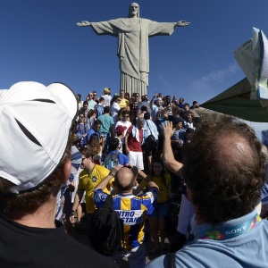Principal ponto turístico do Rio de Janeiro, o Cristo Redentor fica lotado com a presença de visitantes estrangeiros durante a Copa do Mundo - AFP PHOTO / Juan Mabromata