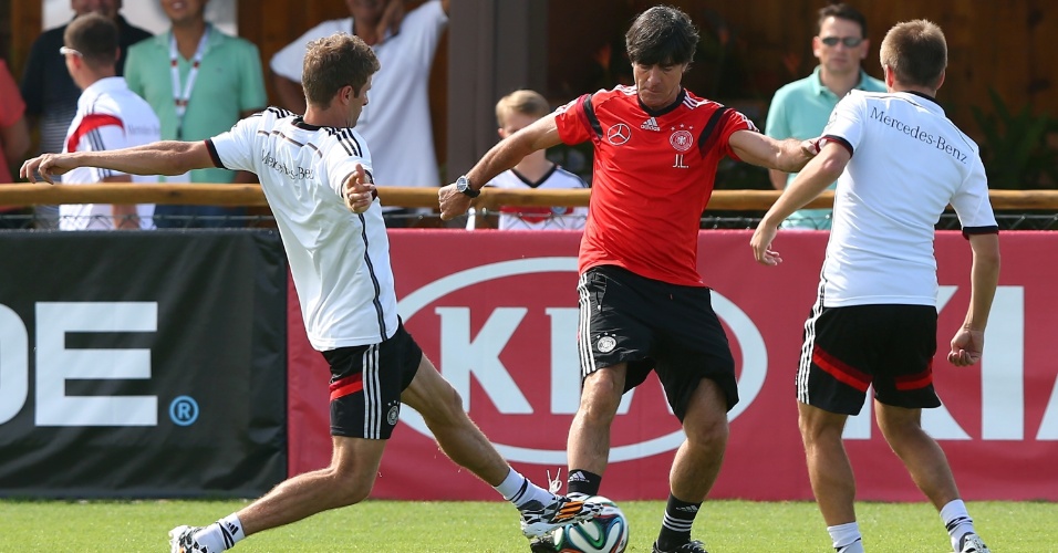 14.jun.2014 - Técnico Joachim Low participa de brincadeira com bola com os jogadores durante treino da Alemanha neste sábado