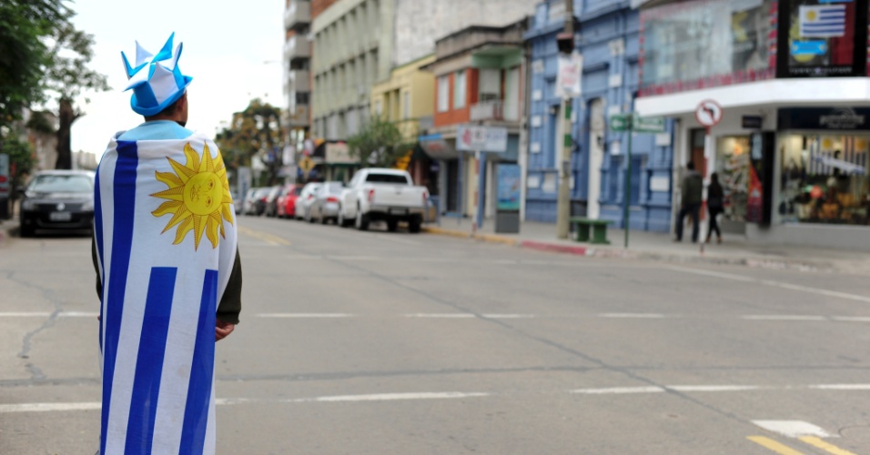 14.jun.2014 - Torcedor fica parado em rua de Rivera, cidade que faz fronteira com o Brasil no Rio Grande do Sul
