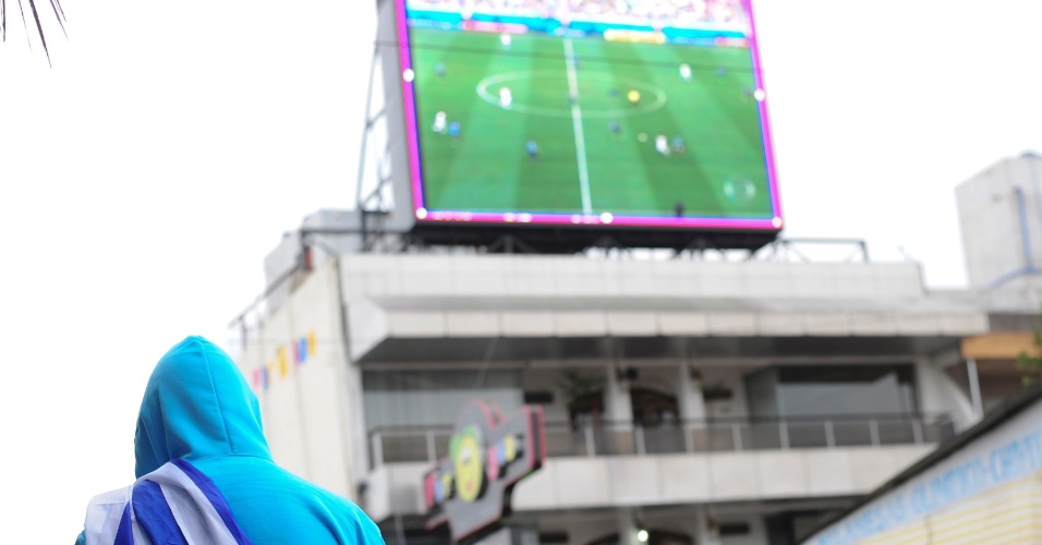 14.jun.2014 - Torcedor uruguaio acompanha jogo contra Costa Rica em telão nas ruas de Rivera, fronteira com o Brasil no Rio Grande do Sul