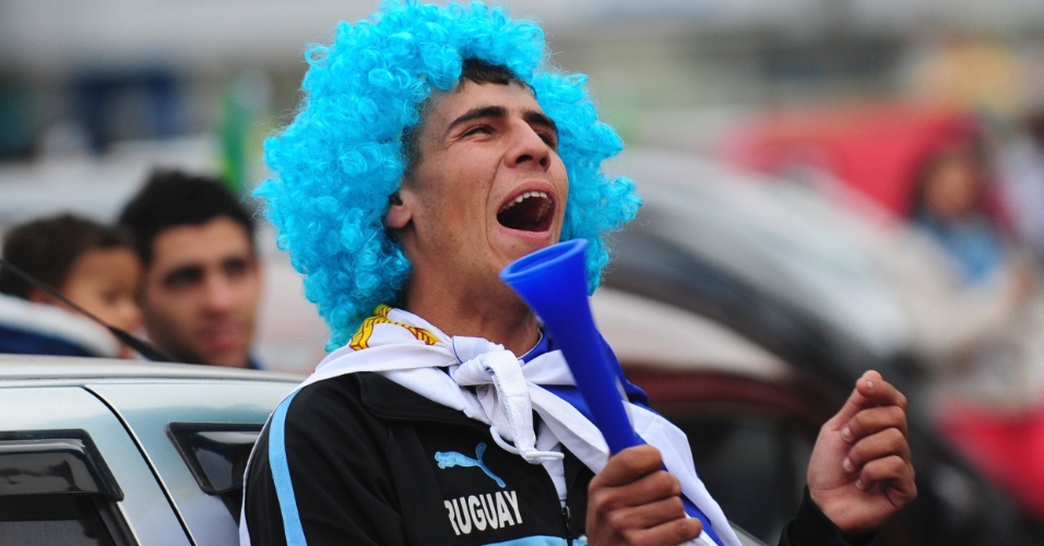 14.jun.2014 - Torcedor uruguaio reage durante jogo entre a seleção celeste e a Costa Rica