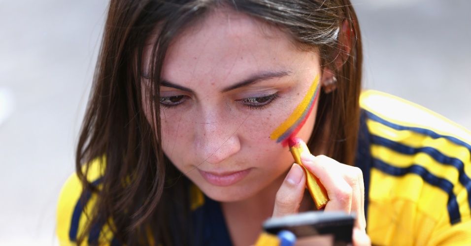 14.jun.2014 - Torcedora da Colômbia pinta o rosto para apoiar a seleção no jogo contra a Grécia