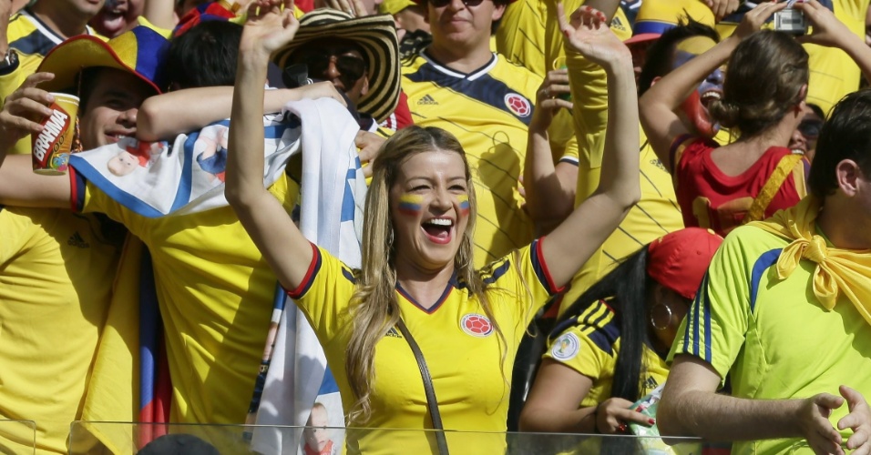 14.jun.2014 - Torcedora faz a festa em gol da Colômbia contra a Grécia