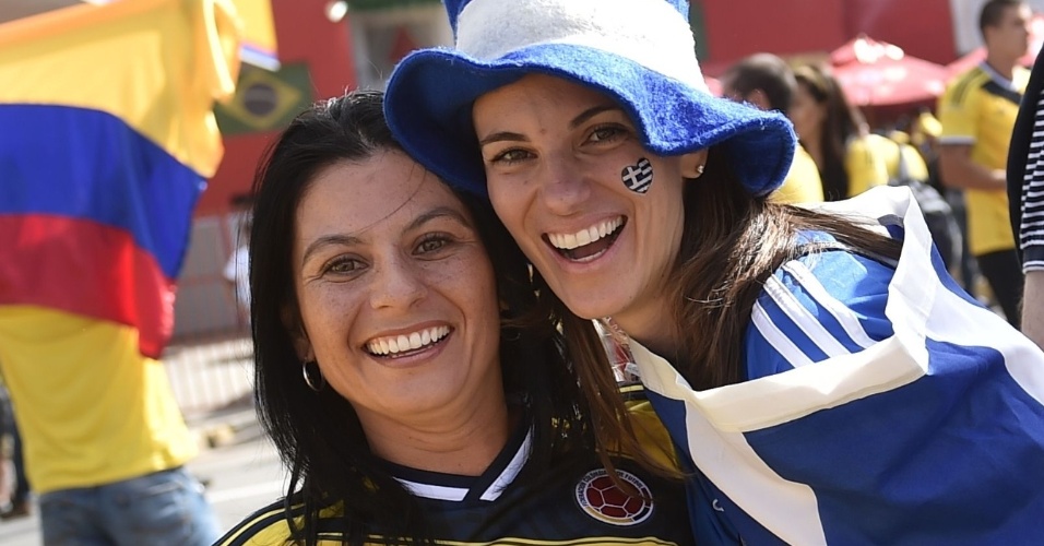 14.jun.2014 - Torcedoras de Colômbia e Equador ignoram a rivalidade para a partida entre as seleções em Belo Horizonte