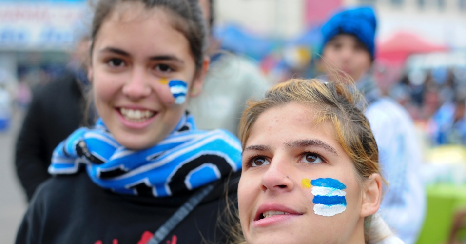 14.jun.2014 - Torcedoras reagem de formas diferentes enquanto assistem ao jogo entre Uruguai e Costa Rica