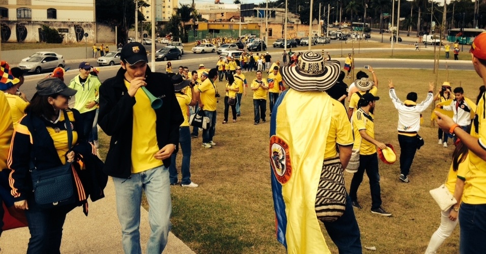 14.jun.2014 - Torcedores colombianos tomam as ruas de Belo Horizonte horas antes do jogo contra a Grécia