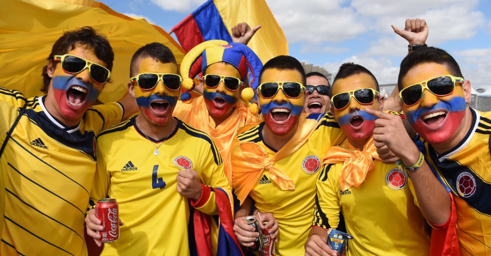 14.jun.2014 - Torcedores da Colômbia fazem festa nas cercanias do Mineirão horas antes da estreia na Copa