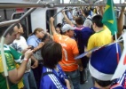 Nem metrô superlotado tira ânimo de japoneses a caminho da Arena Pernambuco - Carlos Madeiro/UOL