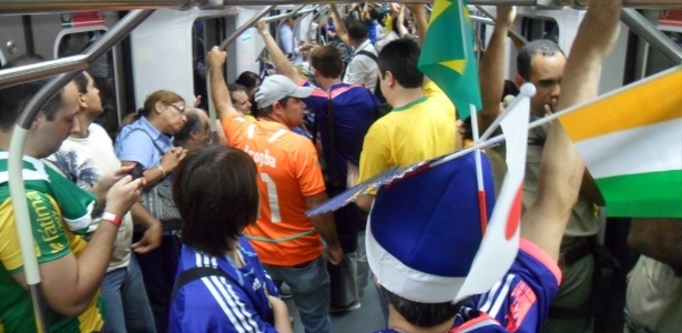 Torcedores de Costa do Marfim e Japão lotam metrô para chegar ao jogo na Arena Pernambuco