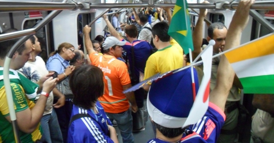14.jun.2014 - Torcedores de Costa do Marfim e Japão lotam metrô para chegar ao jogo na Arena Pernambuco