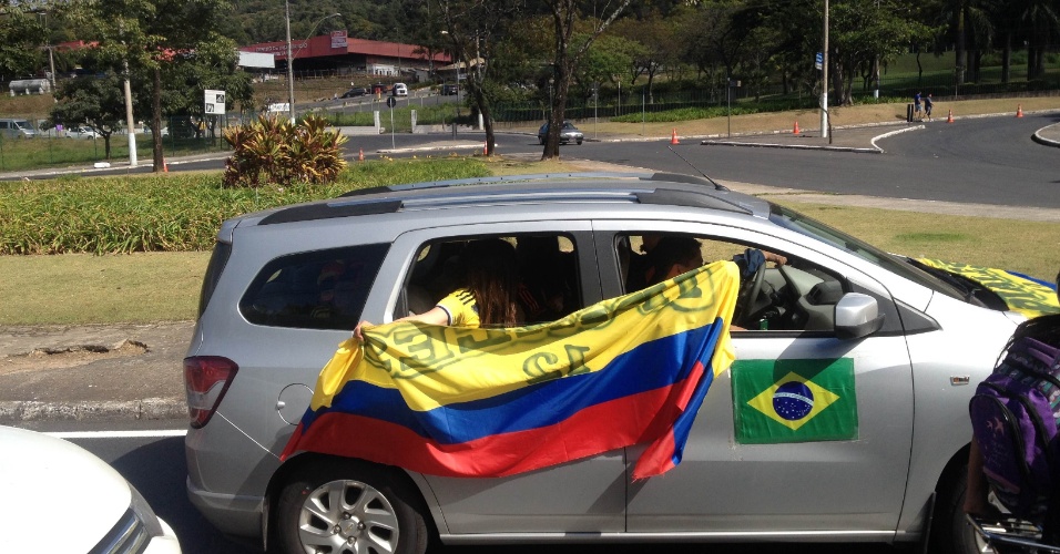 14.jun.2014 - Torcida colombiana parte para o Mineirão para a estreia na Copa do Mundo contra a Grécia