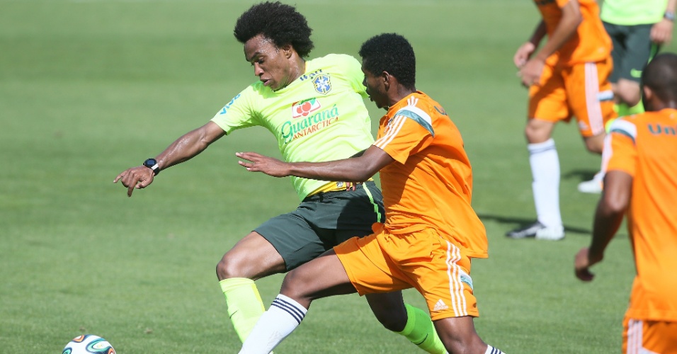 14.jun.2014 - Willian disputa lance durante amistoso entre seleção brasileira e o time sub-20 do Fluminense