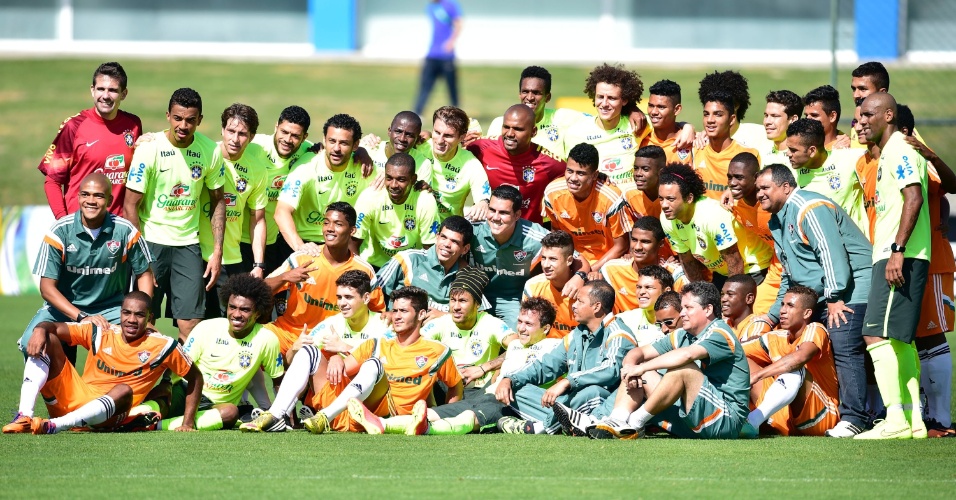 Após amistoso entre os times, jogadores da seleção brasileira posam para foto junto com atletas do Fluminense sub-20