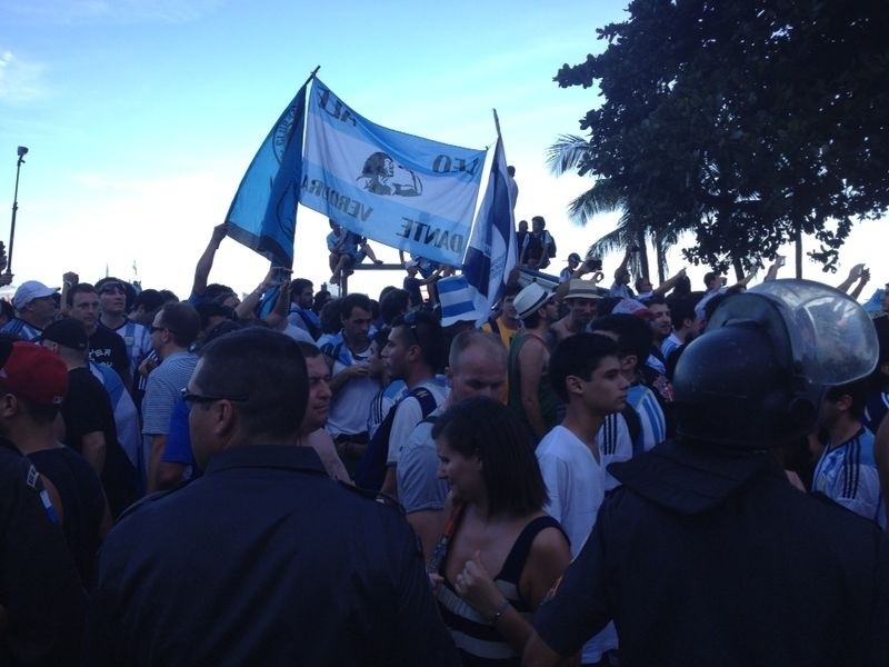 Argentinos invadem Rio de Janeiro e são observados de perto por policiais