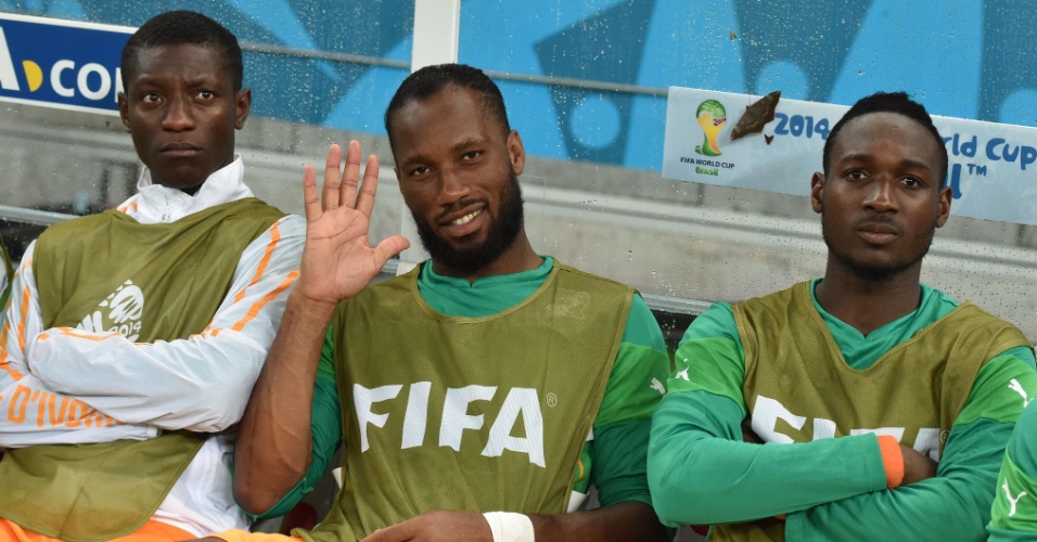 Atacante Didier Drogba começou a partida contra o Japão no banco de reservas