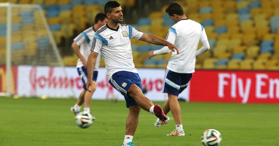 Atacante Sergio Kun Aguero participa de treino com bola da Argentina no Maracanã; seleção faz sua estreia na Copa do Mundo neste domingo contra a Bósnia