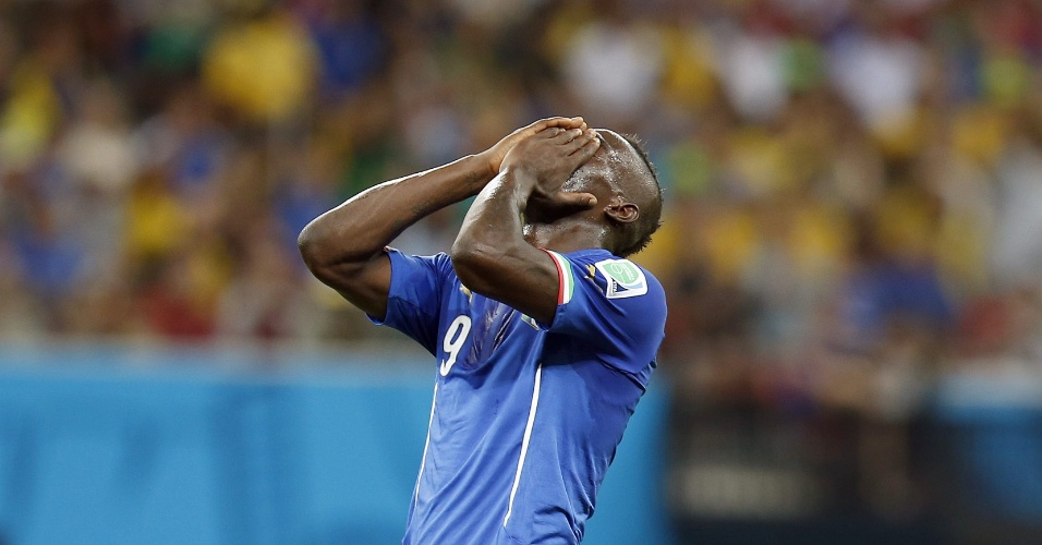 Balotelli lamenta oportunidade desperdiçada na partida da Itália contra a Inglaterra, na Arena Amazônia