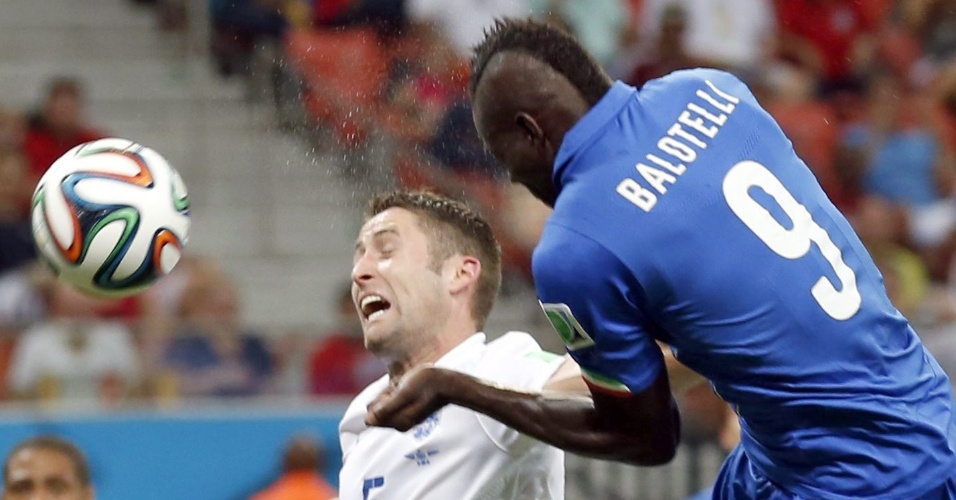 Balotelli sobe e cabeceia para marcar o segundo gol da Itália contra a Inglaterra