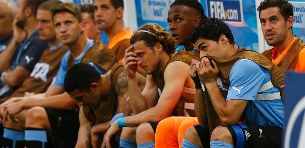No banco uruguaio, jogadores parecem não acreditar na derrota para Costa Rica