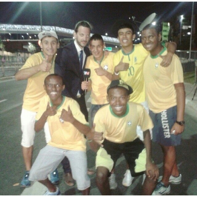 Brasileiros fazem festa com repórter argentino. Mande sua foto com um gringo: use a hashtag #uolnacopa no Instagram ou Twitter. Você também pode enviar um WhatsApp para (11) 94288.3664