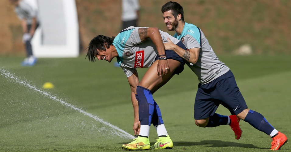 Bruno Alves e Vieirinha se divertem durante treinamento de Portugal em Campinas