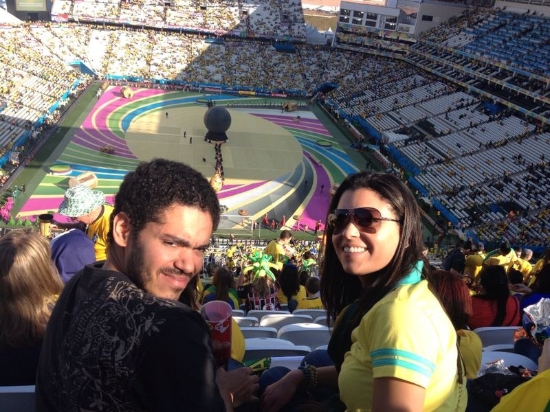 Casal acompanha abertura da Copa no Dia dos Namorados. Mande sua foto no Itaquerão: use a hashtag #uolnacopa no Instagram ou Twitter. Você também pode enviar um WhatsApp para (11) 94288.3664