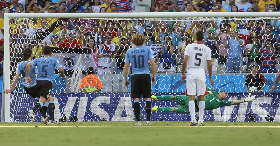 Cavani cobra pênalti no canto e abre o placar para o Uruguai contra a Costa Rica, no Castelão