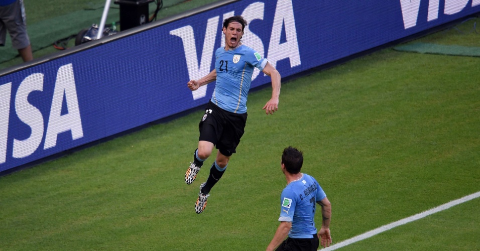 Cavani soca o ar após marcar, de pênalti, o primeiro do Uruguai contra a Costa Rica, no Castelão