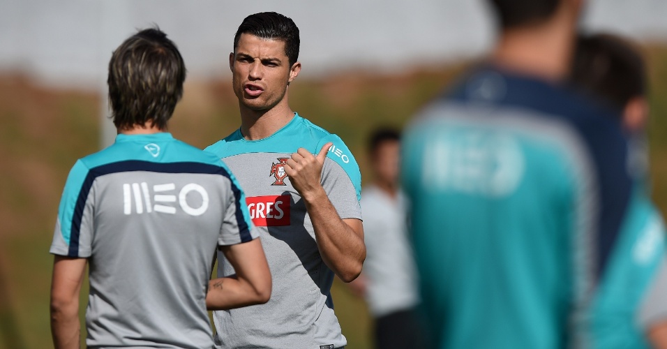 Cristiano Ronaldo conversa com Coentrão durante treino de Portugal