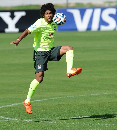 Dante recebe bola no jogo-treino contra o sub-20 do Fluminense