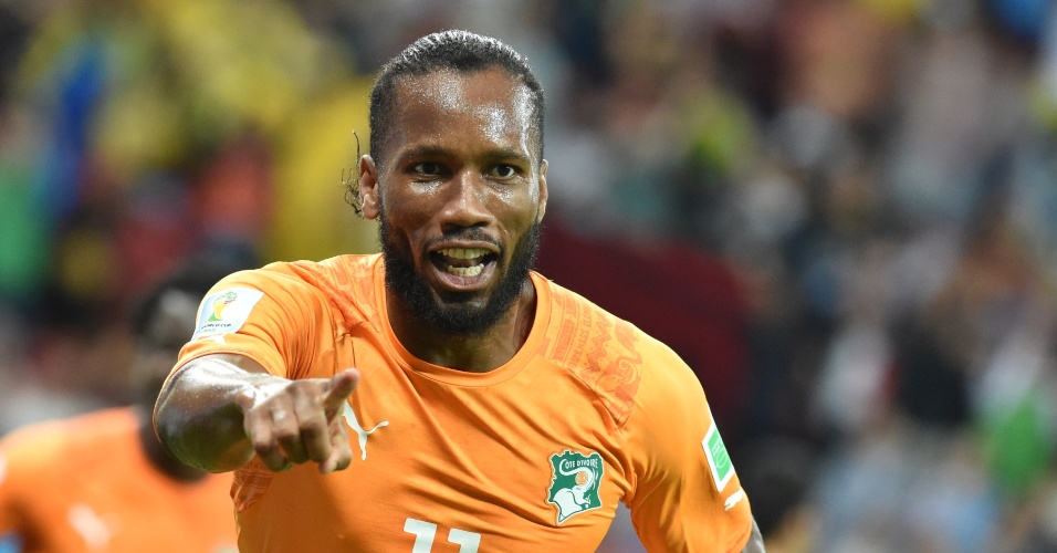 Didier Drogba comemora após Gervinho virar a partida para a Costa do Marfim contra o Japão