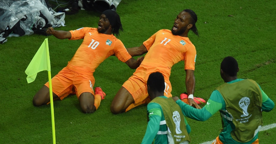 Didier Drogba e Gervinho comemoram a virada da Costa do Marfim sobre o Japão na Arena Pernambuco