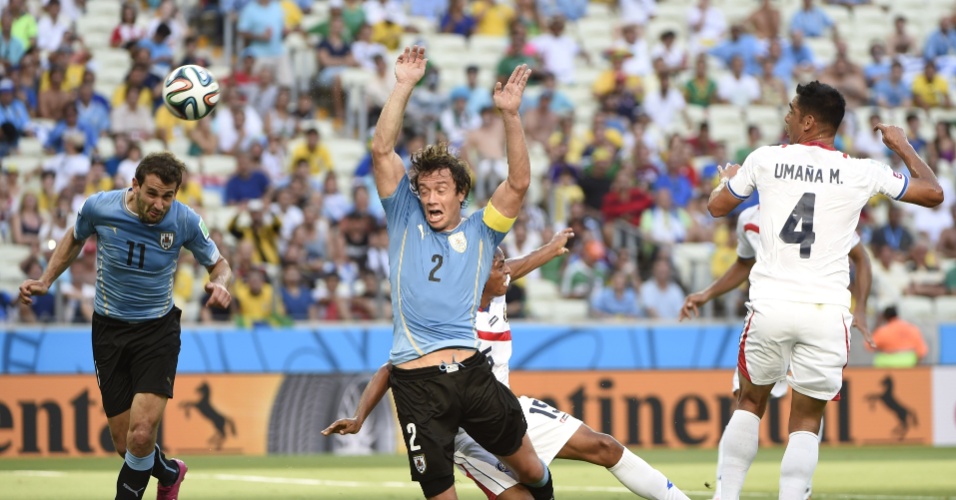 Diego Lugano é derrubado no início do jogo contra a Costa Rica e o árbitro marca pênalti. O Uruguai saiu na frente no