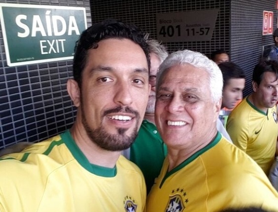 Este torcedor encontrou Roberto Dinamite no estádio. Mande sua foto no Itaquerão: use a hashtag #uolnacopa no Instagram ou Twitter. Você também pode enviar um WhatsApp para (11) 94288.3664