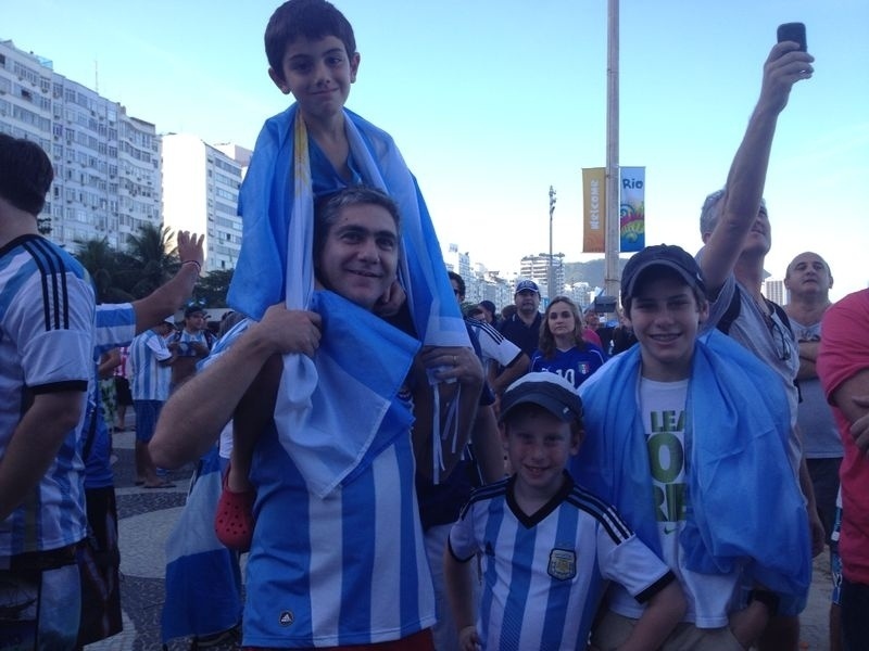 Família de argentinos marca presença na festa no Rio de Janeiro