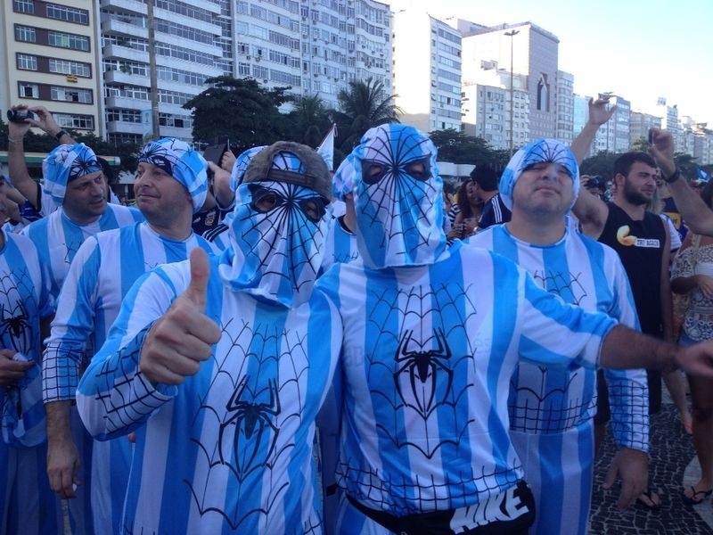 Fantasias também fazem parte das comemorações no Rio de Janeiro