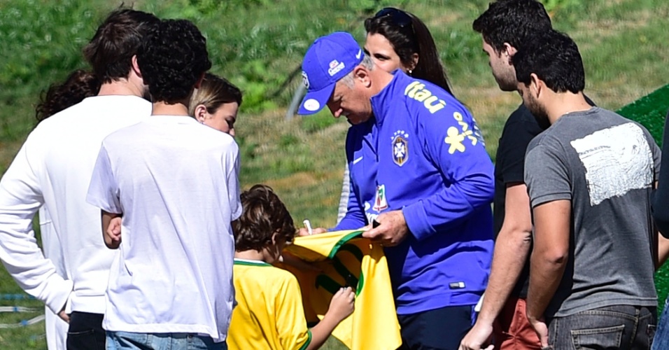 Felipão atende a fãs mirins antes de um trabalho com os reservas do Brasil na Granja Comary