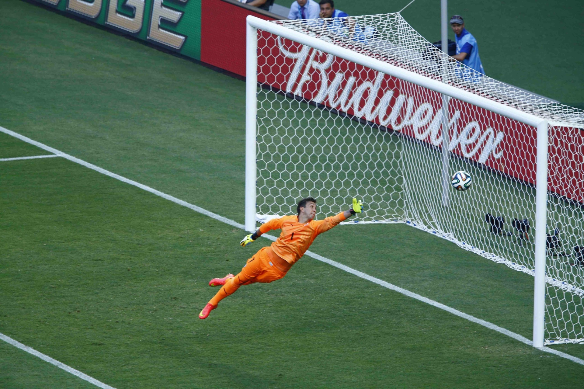 Fernando Muslera se estica para tentar fazer defesa na partida entre Uruguai e Costa Rica