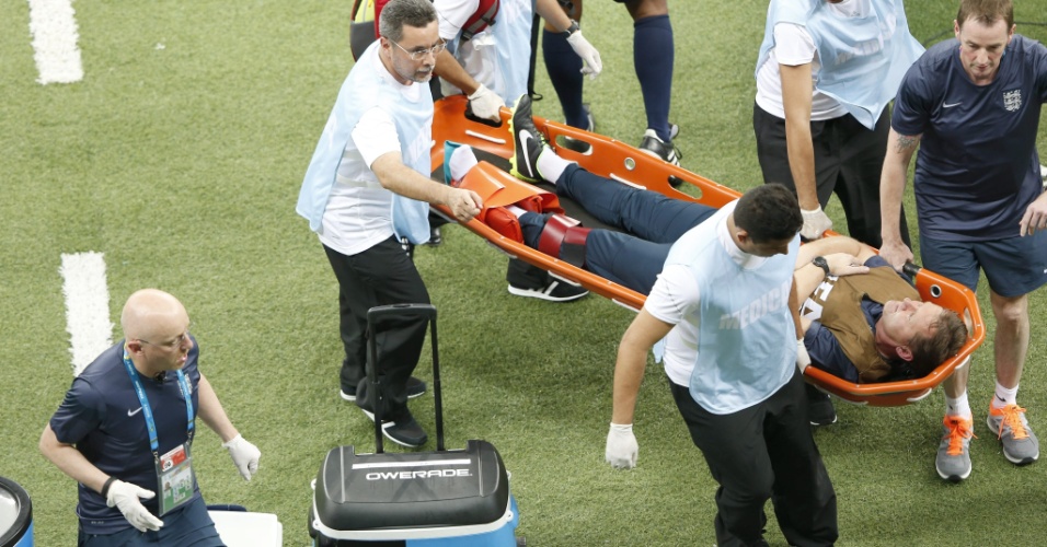 Fisioterapeuta da Inglaterra se contunde durante comemoração de gol