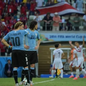 Forlán e Cavani observam a comemoração de Costa Rica enquanto aguardam para reiniciar a partida no Castelão - undefined