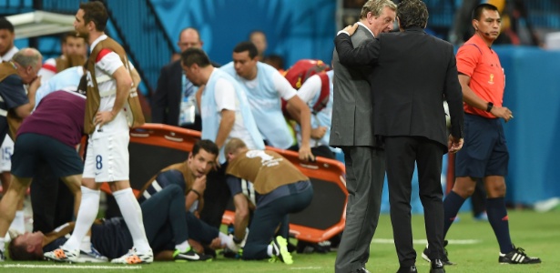 Gary Lewin, fisioterapeuta da seleção inglesa, se contundiu ao tentar correr para comemorar o gol e teve que ser atendido por médicos deitado no gramado da Arena da Amazônia