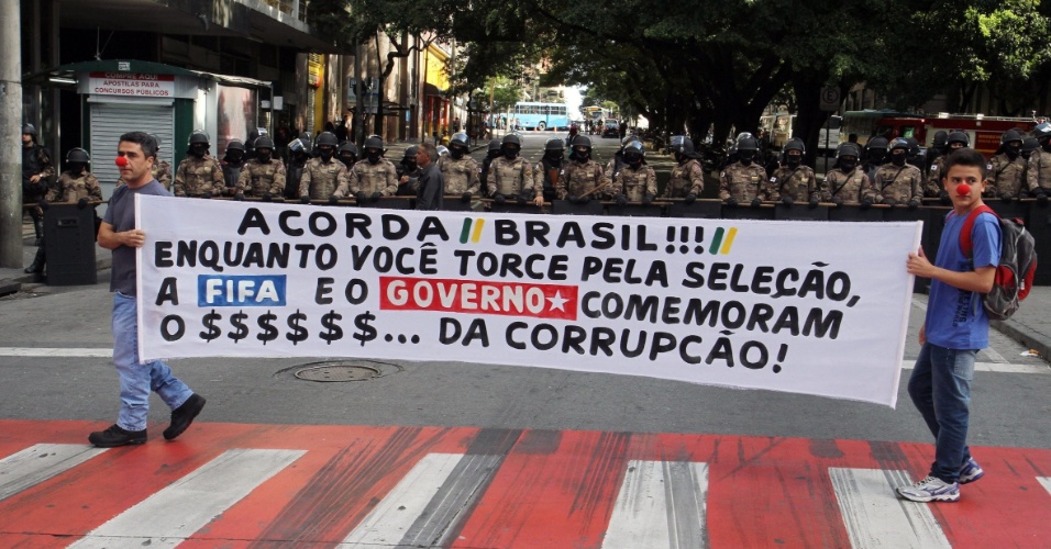 Grupo de manifestantes deixam mensagem contra a Copa do Mundo durante protesto em Belo Horizonte