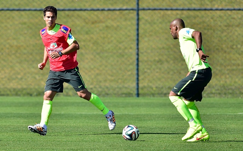 Hernanes participa de treino da seleção - reservas e Paulinho foram a campo enfrentar o sub-20 do Fluminense em jogo-treino
