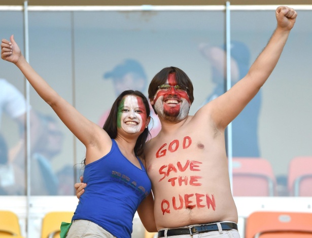 Ingleses mostram toda a alegria antes da partida contra a Itália na Arena Amazônia