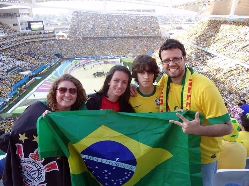 Ivy, Simone, Pedro e Ronald saíram de Peruíbe para ver a abertura da Copa. Mande sua foto no Itaquerão: use a hashtag #uolnacopa no Instagram ou Twitter. Você também pode enviar um WhatsApp para (11) 94288.3664