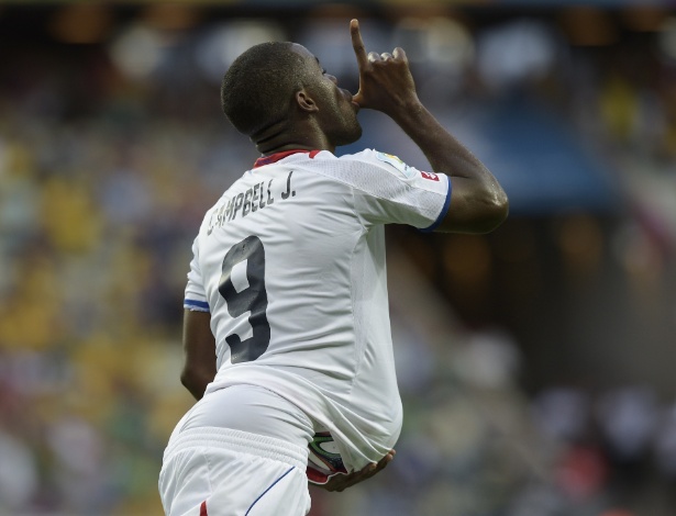 Joel Campbell comemora após empatar o jogo para a Costa Rica contra o Uruguai