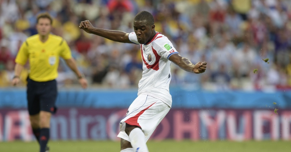 Joel Campbell finaliza para empatar o jogo para Costa Rica contra o Uruguai