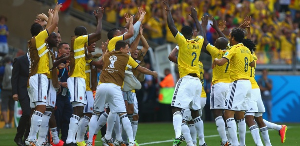Jogadores colombianos comemoram gol de Pablo Armero contra a Grécia